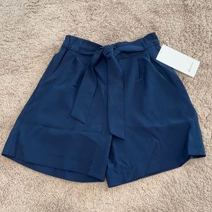 NWT Lululemon size 6 Noir Short 5.5”